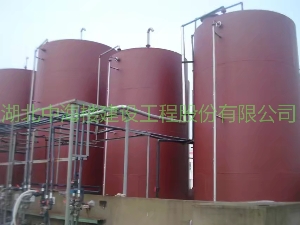 无机储罐涂刷底漆后